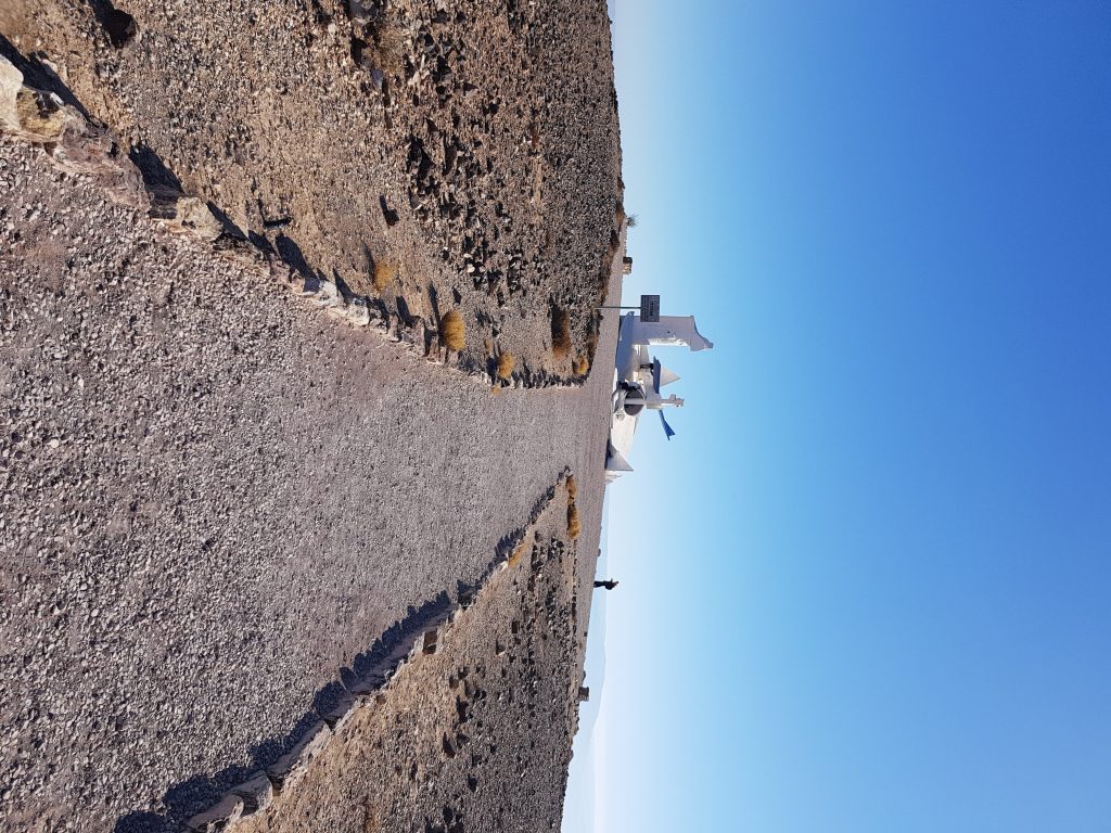 ליד פסל המצפור