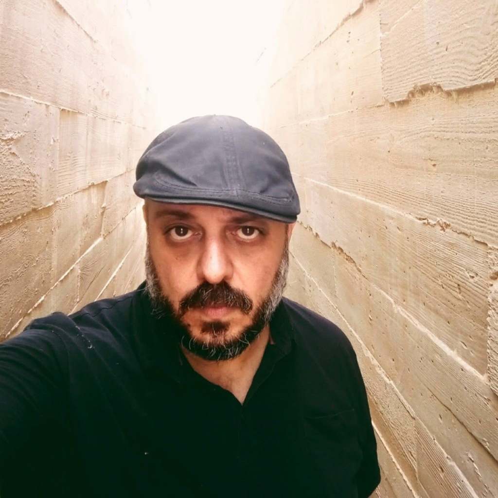 דויד פרץ בין קירות הבטון של האנדרטה